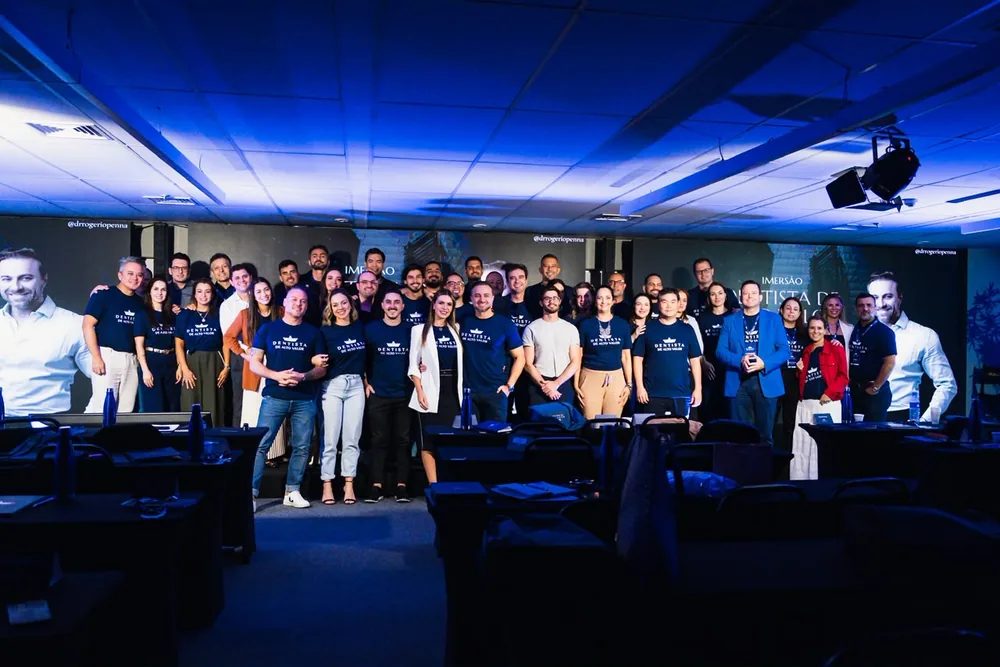 Turma de dentistas reunida com o Dr. Rogério Penna